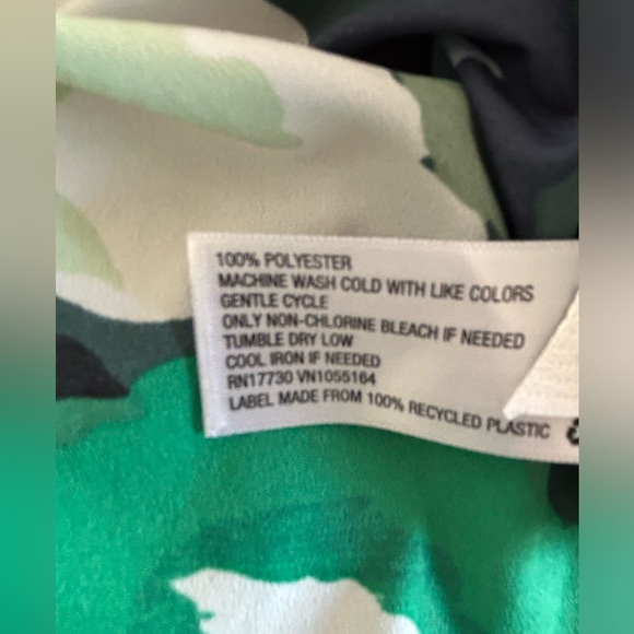 Merona Pretty Green Floral Long Sleeve V Neck Blouse Shirt. Size Medium - Picture 8 of 8